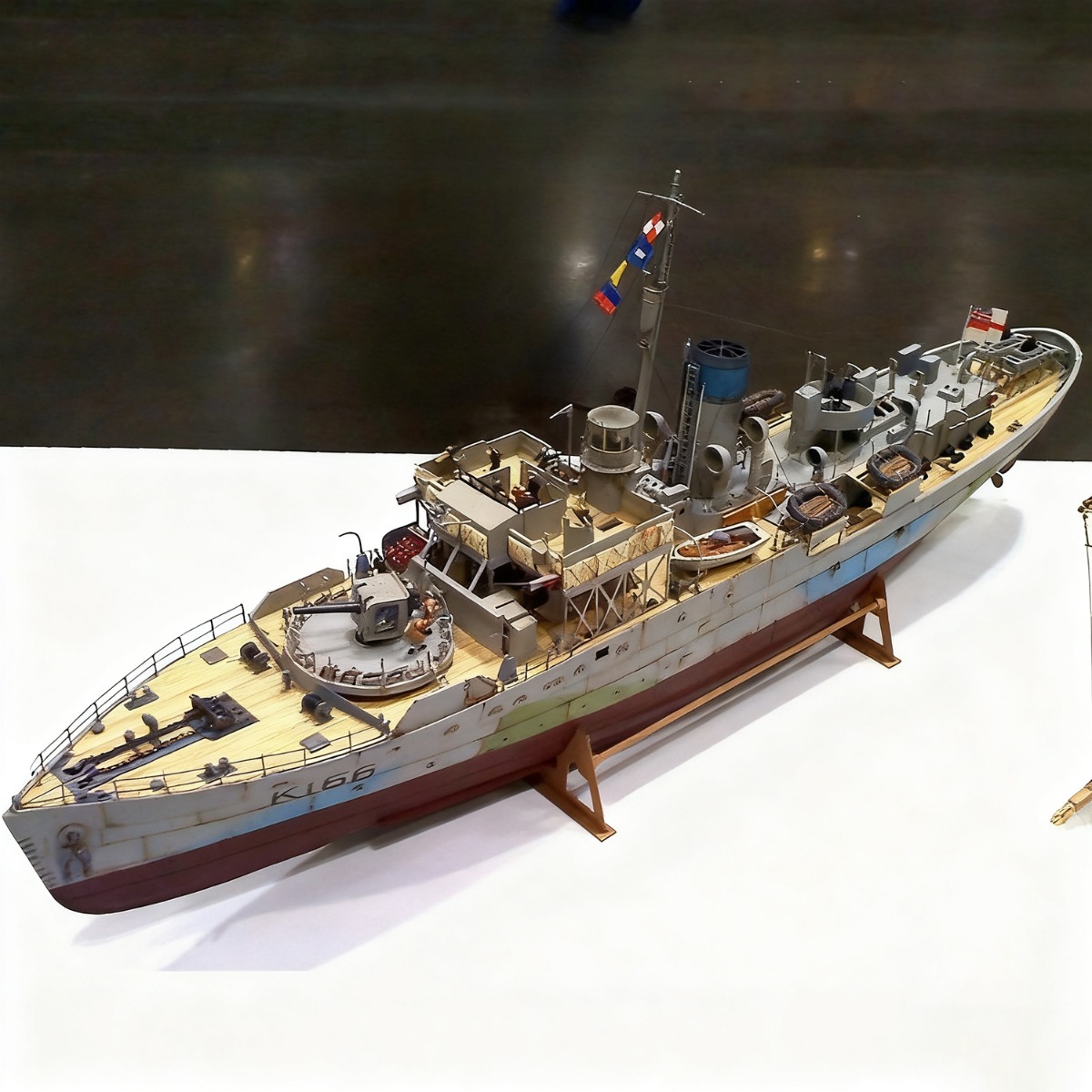 Model Kit Revell - 1/72 Revell Flower-Class Fregatte-Montagemodell, 88,2 cm,